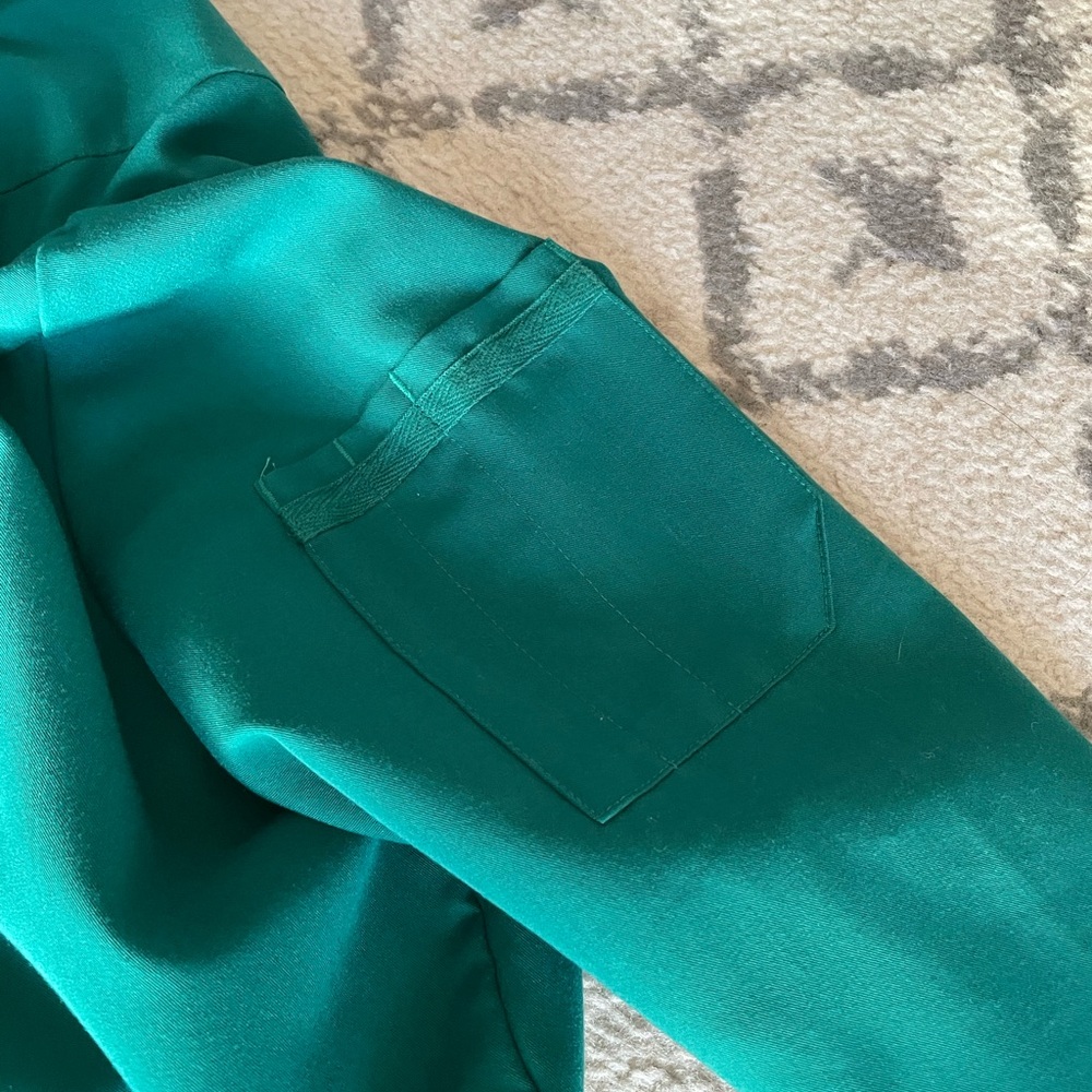 Figs hunter green bellery scrub Jacket - Picture 5 of 6